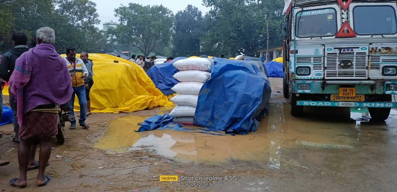  ମିଲର୍ସଙ୍କ ଅବହେଳା; ମଣ୍ଡିରେ ଭିଜୁଛି ଧାନ, ୮ ବଦଳରେ ଆସିଲା ୩ଟି ଗାଡ଼ି
