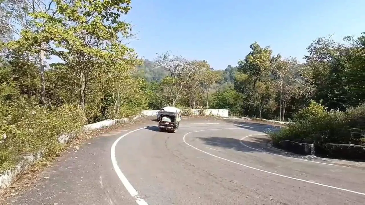  ଝରିଗାଁ-ଚନ୍ଦାହାଣ୍ଡି ଘାଟି: ମଝିରାସ୍ତାରେ ନାହିଁ ସୂଚନାଫଳକ, ବିପଦରେ ପଡ଼ୁଛନ୍ତି ଅଜଣା ଲୋକ