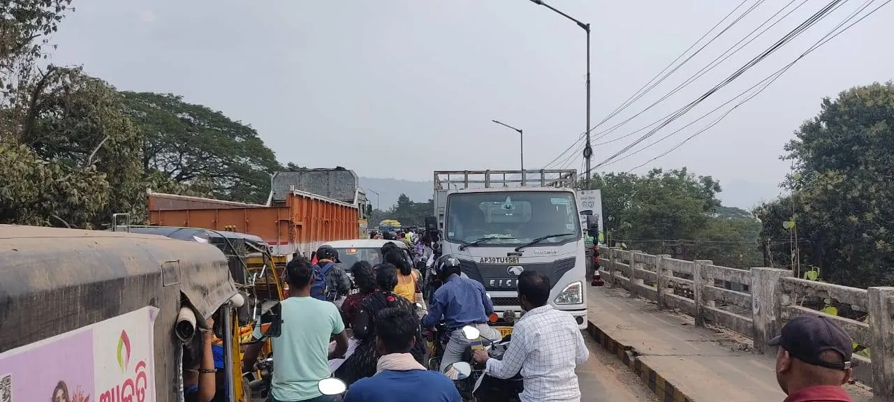  ଡିଜେଲ ସରିବାରୁ ଓଭର ବ୍ରିଜ ମଝିରେ ଅଟକିଲା ଟ୍ରକ୍‌; ଫସିଲା ଶହଶହ ଗାଡ଼ି