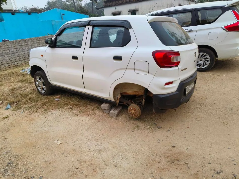  ପୁଲିସକୁ ଖୋଲା ଚ୍ୟାଲେଞ୍ଜ ଦେଲେ ଦୁର୍ବୃତ୍ତ; ଘର ସମ୍ମୁଖରୁ କାରର ଟାୟାର ସହ ସିଟ୍ ଖୋଲି ନେଲେ