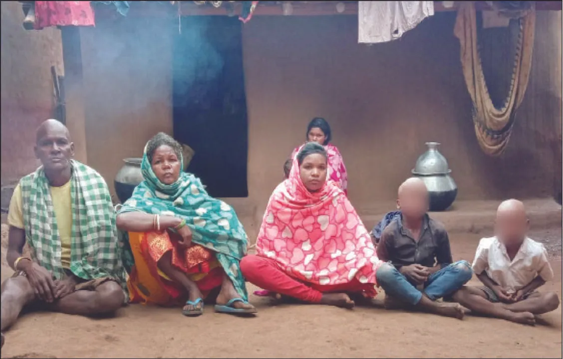  ବୃଦ୍ଧାଙ୍କୁ ‘ଡାହାଣୀ’ ସଜାଇ ପରିବାରକୁ ନିର୍ଯାତନା: ଗାଁ ଛାଡ଼ିଲେ ପରିବାର, ବଡ଼ପୁଅର ଆତ୍ମହତ୍ୟା