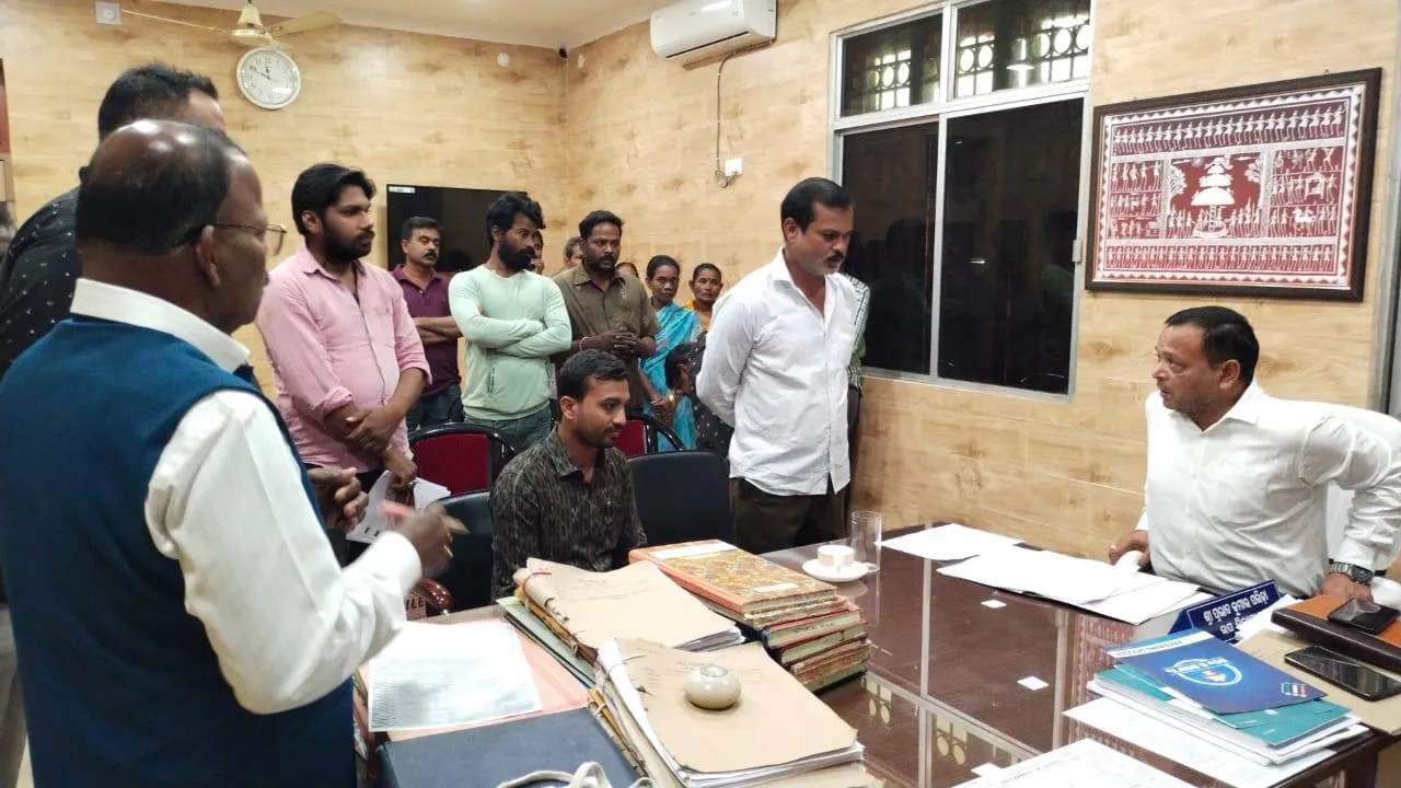  ଗ୍ରାହକଙ୍କ ୬୫ଲକ୍ଷ ଫେରସ୍ତ ଦାବିରେ ଉପଜିଲ୍ଲାପାଳଙ୍କୁ ଘେରିଲେ ନି‌ର୍ଦ୍ଦେଶକ, ଏଜେଣ୍ଟ ଓ ଜମାକାରୀ