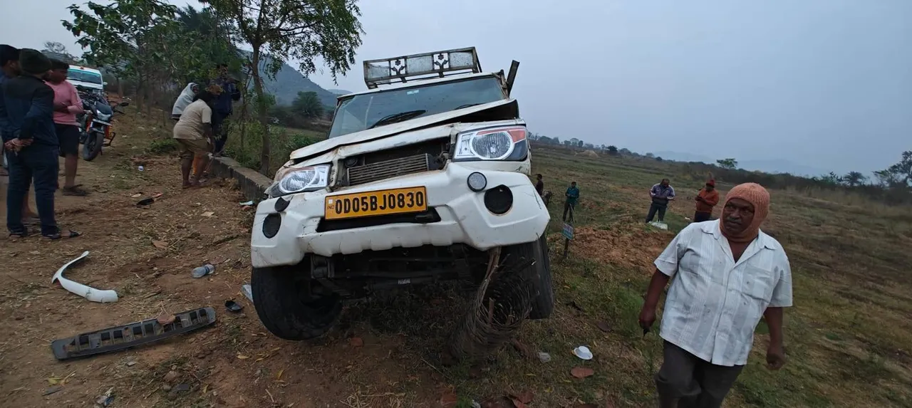  ବେଆଇନ୍ ଗୋରୁ ବୋଝେଇ ପିକଅପ୍ ଭ୍ୟାନ ଦୁର୍ଘଟଣାଗ୍ରସ୍ତ: ୪ ଗୋରୁ ମୃତ, ଚାଳକ ଓ ବ୍ୟବସାୟୀ ଫେରାର