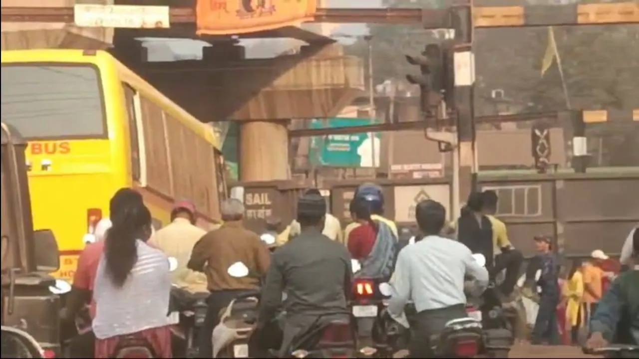  ରେଳ ଫାଟକ ନିକଟରେ ୪୫ ମିନିଟ ଅଟକିଲା ଟ୍ରେନ୍‌