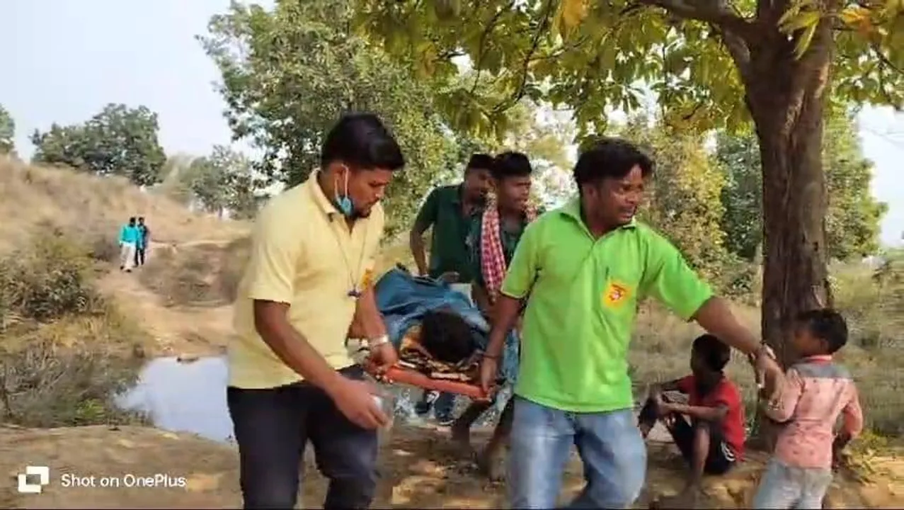  ଗାଁକୁ ରାସ୍ତା ନଥିବାରୁ ୧ କିଲୋମିଟର ଷ୍ଟ୍ରେଚରରେ ବୁହା ହେଲେ ରୋଗୀ