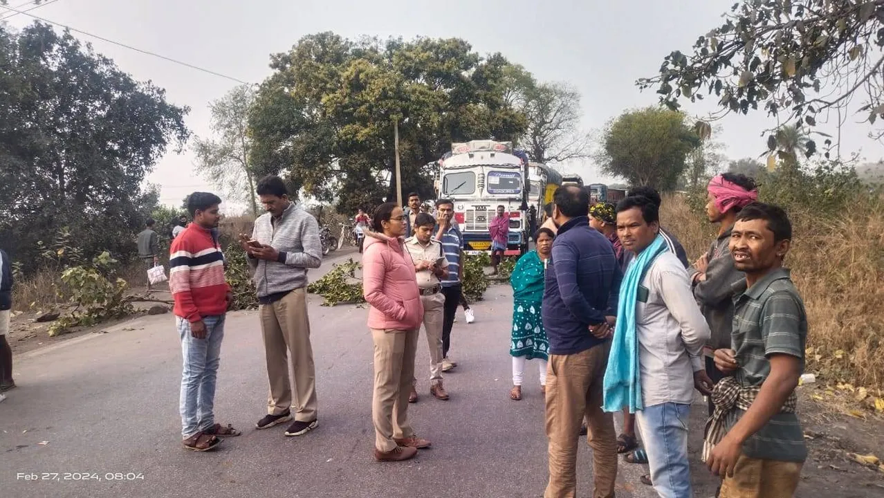 ମାଟ୍ରିକ ପରୀକ୍ଷାର୍ଥୀଙ୍କ ମୁଣ୍ଡ ଉପରେ ଚଢ଼ିଗଲା ଟ୍ରକ: ରାସ୍ତାରୋକ