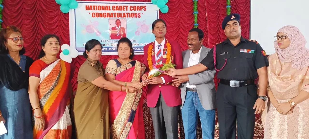  ଦିଲ୍ଲୀ ଗଣତନ୍ତ୍ର ଦିବସରେ ପ୍ରତିନିଧିତ୍ବ କରିଥିଲେ ଓଡ଼ିଆ ଝିଅ ସ୍ବାଗତିକା, ସମ୍ବର୍ଦ୍ଧନା ଦେଲା ମହିଳା ମହାବିଦ୍ୟାଳୟ