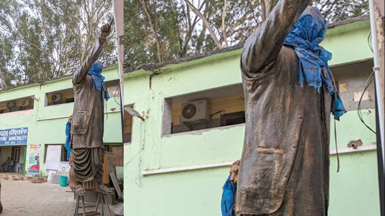 ବିଜୁବାବୁଙ୍କ ପାଇଁ ସ୍ଥାନ ନାହିଁ! ୬ ମାସ ହେଲା ପୌର କାର୍ଯ୍ୟାଳୟରେ ଖତ ଖାଉଛି ପ୍ରତିମୂର୍ତ୍ତି?