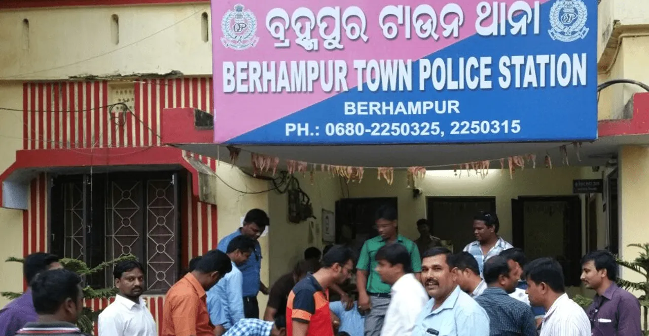  ଆର୍ମିର ସ୍ବତନ୍ତ୍ର ଡ୍ରେସ କପଡ଼ା ବିକି ହରଡ଼ଘଣାରେ ଦୋକାନୀ: ୪୮୮ ମିଟର କପଡ଼ା ଜବତ କଲା ପୁଲିସ