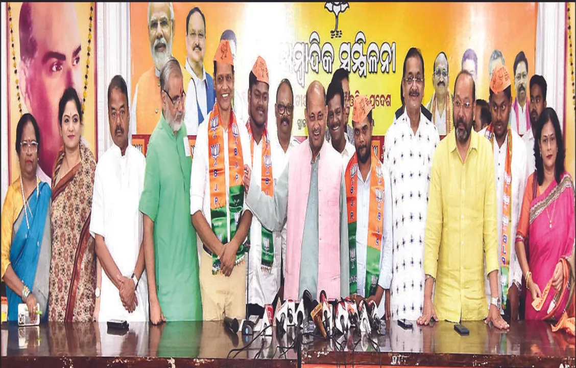  ବିଜେପିରେ ମିଶିଲେ ବିଧାୟକ ପ୍ରଦୀପ ପାଣିଗ୍ରାହୀ: ‘ନବୀନ ବାବୁ ନିଜ ସ୍ବାର୍ଥ ଲାଗି ବିଜେପି ହାତ ଛାଡ଼ିଥିଲେ’