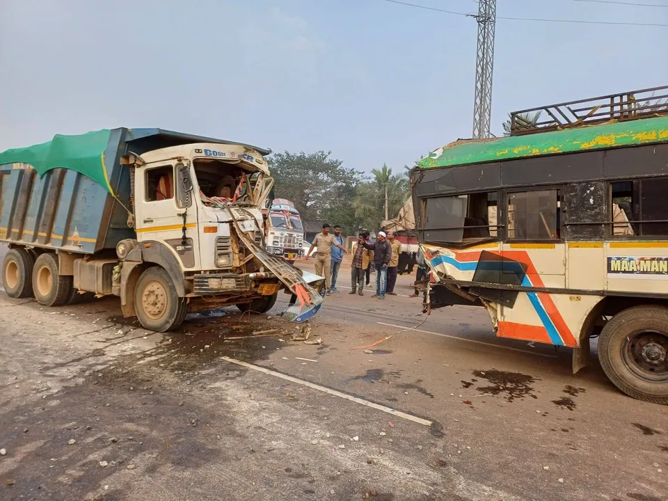  ପୁରୀ ଯାଉଥିବା ବସକୁ ଧକ୍କା ଦେଲା ହାଇଓ୍ୱା: ୧୮ ଯାତ୍ରୀ ଆହତ