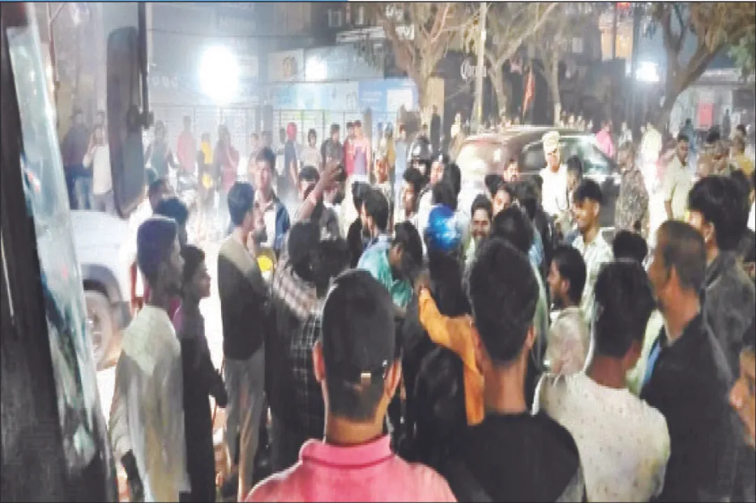  ମୋ’ ବସ୍‌ ଧକ୍କାରୁ ତୁମୁଳକାଣ୍ଡ: ଯୁବକ ଗୁରୁତର, ଡାକ୍ତରଖାନାରେ ଭର୍ତ୍ତି
