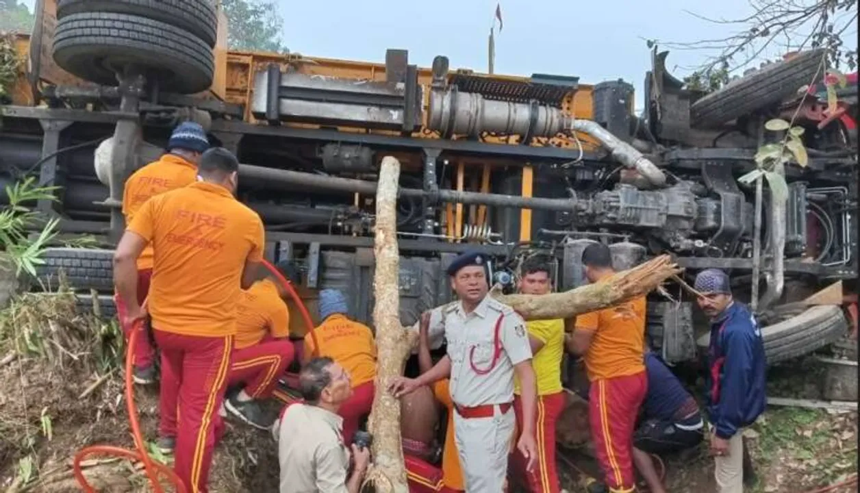  ରାସ୍ତା ତଳକୁ ଖସିପଡ଼ିଲା କଂକ୍ରିଟ ମିକ୍ସଚର ମେସିନ୍: ୪ ଜଣଙ୍କୁ ଉଦ୍ଧାର କଲେ ଅଗ୍ନିଶମ ବାହିନୀ