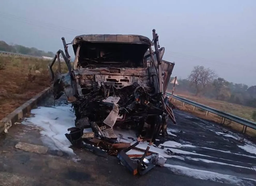  ଟ୍ରକକୁ ପଛରୁ ପିଟିଲା ଟ୍ରକ୍: ଜିଅନ୍ତା ଜଳିଗଲେ