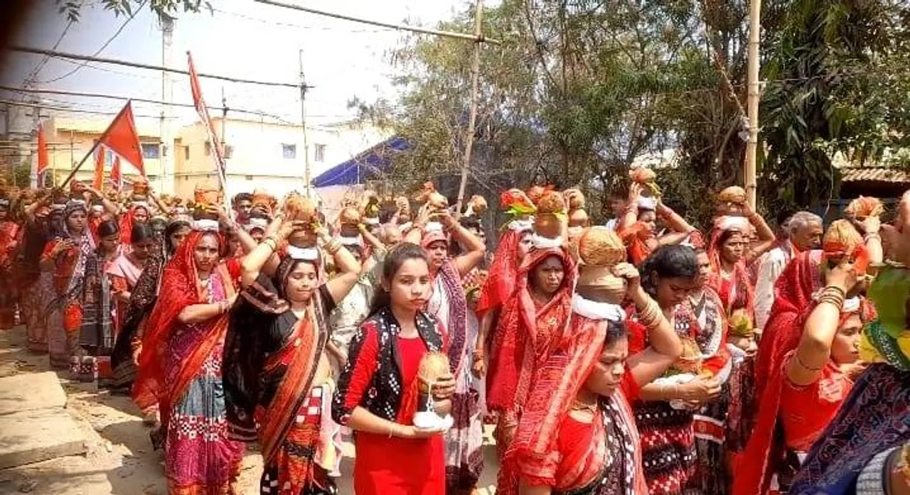  ୫୬ ପ୍ରହରୀ ବିଶ୍ଵଶାନ୍ତି ନାମଯଜ୍ଞ: ଭବ୍ୟ କଳସ ଶୋଭାଯାତ୍ରାରେ ଅଂଶଗ୍ରହଣ କଲେ ୩୦୦୦ ମହିଳା