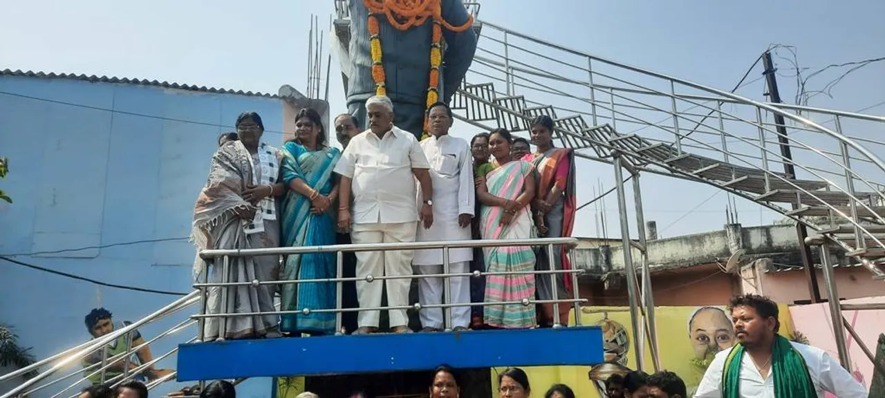  ପଦାରେ ପଡ଼ିଲା ବିଜେଡିର ଗୋଷ୍ଠୀ କନ୍ଦଳ: ଭିନ୍ନଭିନ୍ନ ସମୟରେ ନିଜର ସମର୍ଥକ ସହ ଶ୍ରଦ୍ଧାଞ୍ଜଳି ଦେଲେ କର୍ମୀ