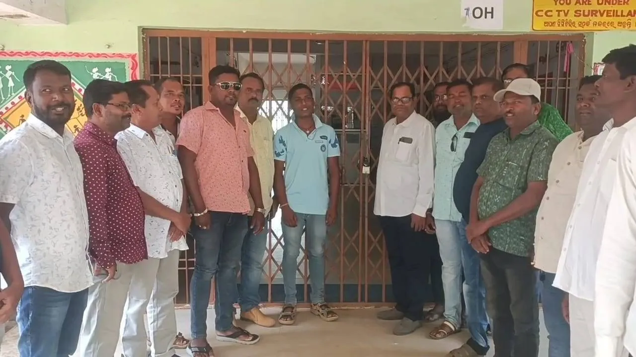 ଝରିଗାଁ ବ୍ଲକ କାର୍ଯ୍ୟାଳୟକୁ ତାଲା ଠୁଙ୍କିଲେ ଠିକାଦାର ସଂଘ