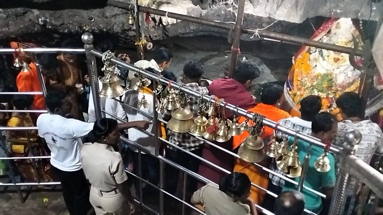  ଗୁପ୍ତେଶ୍ୱରପୀଠରେ ଭକ୍ତିମୟ ପରିବେଶ; ଭରୁ ବାବାଙ୍କୁ ଦର୍ଶନ କରୁଛନ୍ତି ହଜାରହଜାର ଭକ୍ତ