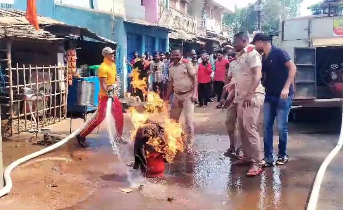  ଲକ୍ଷ୍ମୀପୁରର ଏକ ଜଳଖିଆ ଦୋକାନରେ ଗ୍ୟାସ ସିଲିଣ୍ଡରରୁ ନିଆଁ ଲାଗି ଜଳିଗଲା ଦୋକାନ ଘର