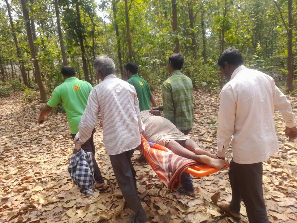  ଆମ୍ବୁଲାନ୍ସ ଯିବାକୁ ରାସ୍ତା ନାହିଁ, ରୋଗୀଙ୍କୁ ଦେଢ଼ କିଲୋମିଟର ବୋହିଲେ କର୍ମଚାରୀ