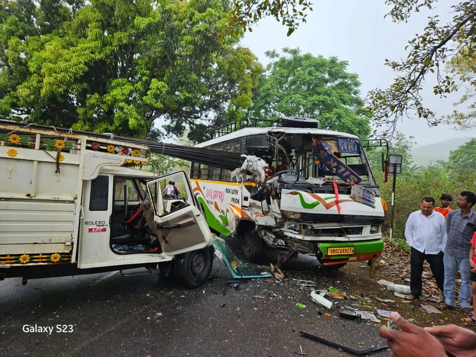  ବୋଲେରୋ ଧକ୍କାରେ ମିନିବସ୍‌ ଚାଳକଙ୍କ ମୃତ୍ୟୁ, ୧୩ ଆହତ ଯାତ୍ରୀଙ୍କ ମଧ୍ୟରୁ ଜଣେ ଗୁରୁତର