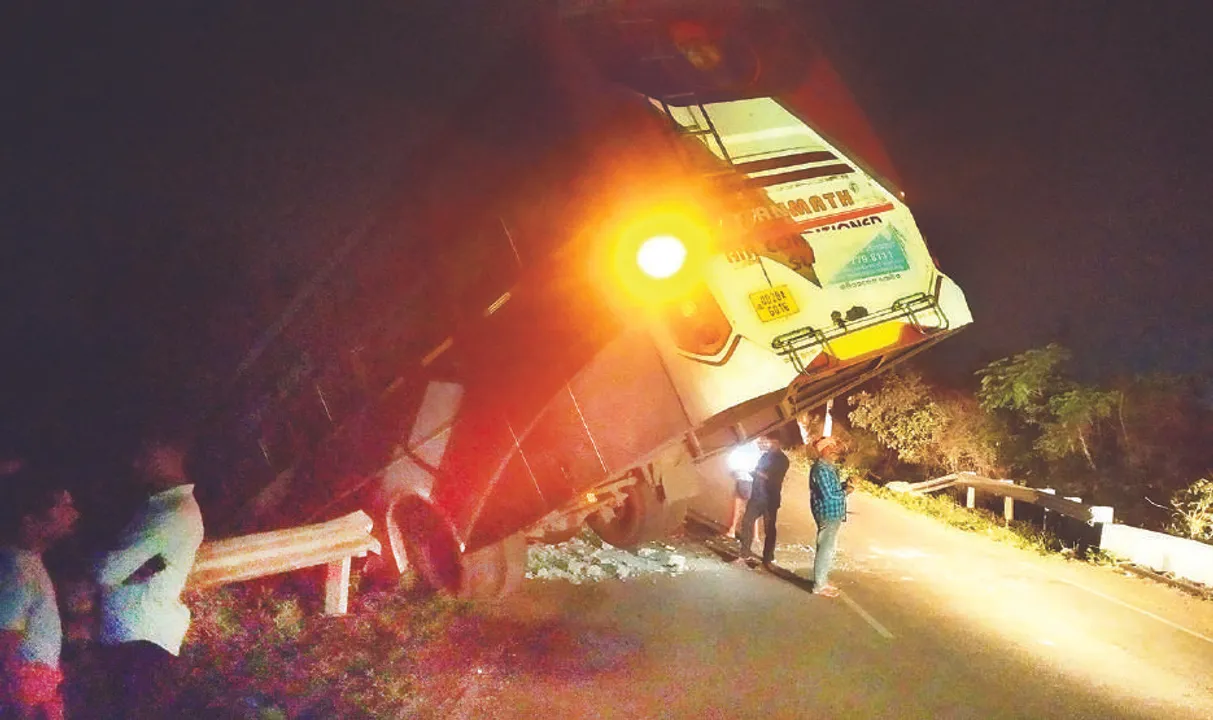  ନାଇଟ୍‌ କୋଚ୍‌ ଦୁର୍ଘଟଣାଗ୍ରସ୍ତ: ବସ୍‌ ଡ୍ରାଇଭର୍‌ଙ୍କୁ ବାତ ମାରିଲା