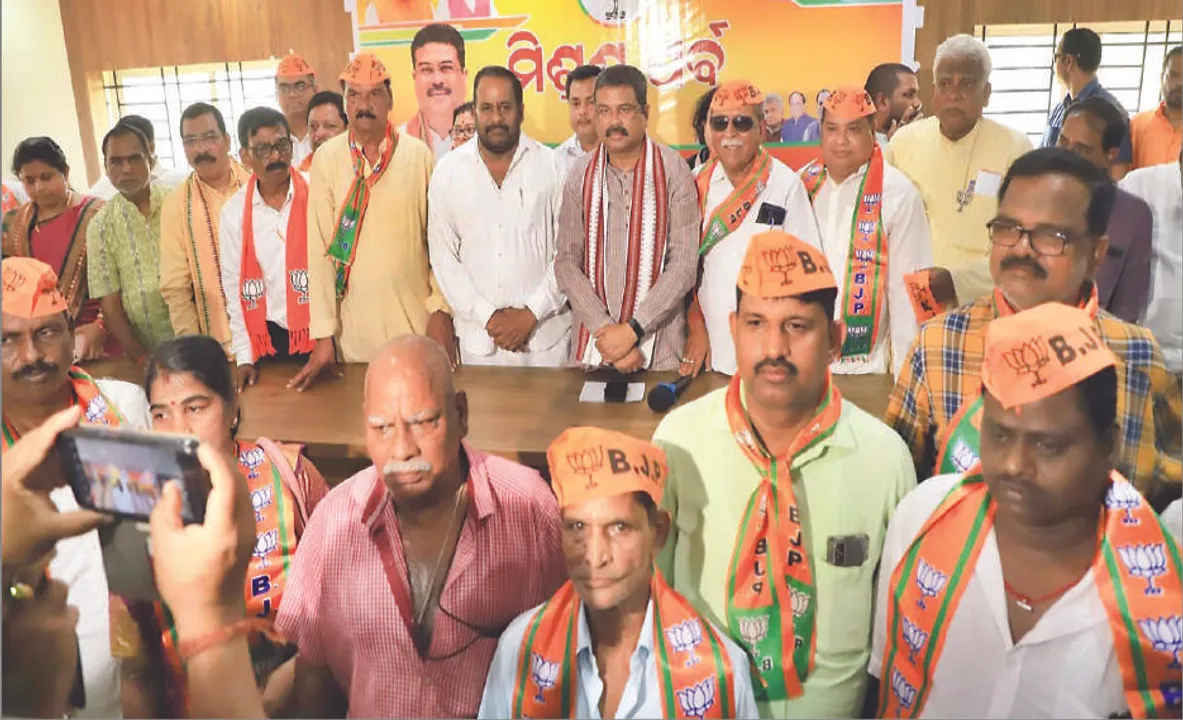  କେନ୍ଦ୍ରମନ୍ତ୍ରୀଙ୍କ ଉପସ୍ଥିତିରେ ବିଜେପିର ମହାମିଶ୍ରଣ ପର୍ବ: ପଦ୍ମ ଧରିଲେ ପୂର୍ବତନ ମନ୍ତ୍ରୀ ନବୀନ ଚନ୍ଦ୍ର