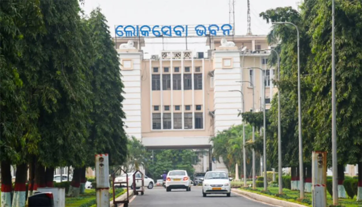  ପ୍ରଶାସନିକ ବିଭ୍ରାଟ ବଢ଼ୁଛି: ବିନା କାମରେ ୨ ଡଜନ୍ ବାବୁଙ୍କୁ ଦରମା