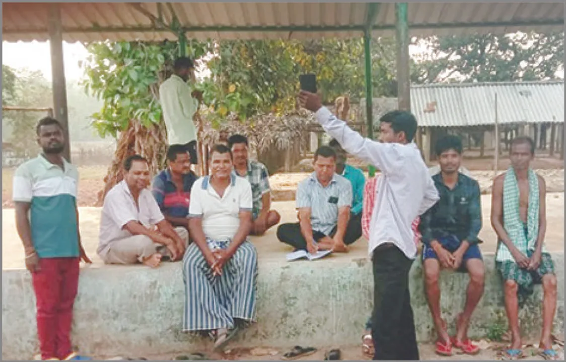  ହାଟପିଣ୍ଡିରେ ଚାଲୁଛି ଡାକଘର: ମୋବାଇଲ୍‌ ନେଟ୍‌ୱର୍କ ପାଇବାକୁ ପାହାଡ଼ ଚଢ଼ୁଛନ୍ତି