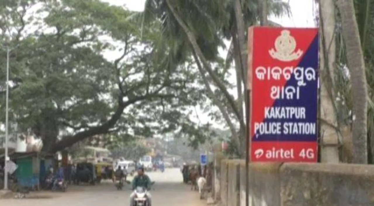  ନିଶାଶକ୍ତ ମହିଳା ଓ ତାର ଛୁଆକୁ ଉଦ୍ଧାରକଲା କାକଟପୁର ପୁଲିସ୍