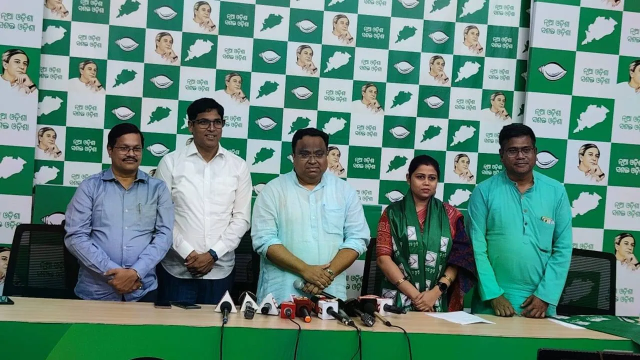  ବିଜେଡିରେ ମିଶିଲେ ଦଶପଲ୍ଲା ଏନ୍‌ଏସି ଅଧ୍ୟକ୍ଷା, କହିଲେ- ମୁଖ୍ୟମନ୍ତ୍ରୀଙ୍କ ନୀତି ଆଦର୍ଶ ଅନୁପ୍ରାଣିତ କରିଛି