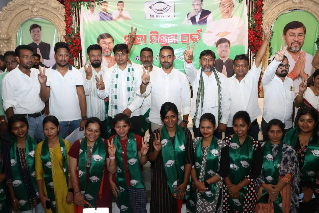  ବହୁ ବିଜେପି, କଂଗ୍ରେସକର୍ମୀ ବିଜେଡିମୁହାଁ: ମହାମିଶ୍ରଣ ପରେ ଯୋଗେଶ ଶିବିରରେ ଉତ୍ସାହ
