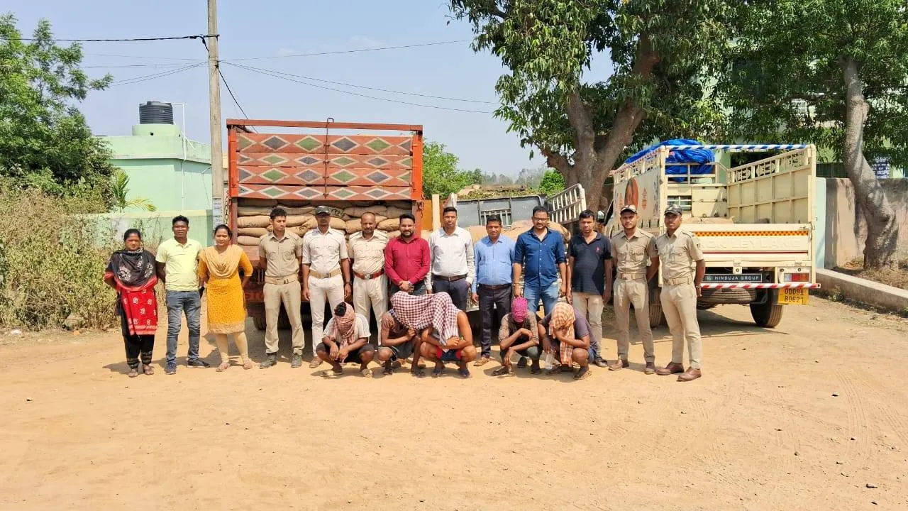  ମହୁଲ ବୋଝେଇ ଟ୍ରକ୍‌ ଓ ୪ଟି ପିକ୍‌ଅପ୍ ଭ୍ୟାନ୍‌ ଜବତ: ୫ ଗିରଫ