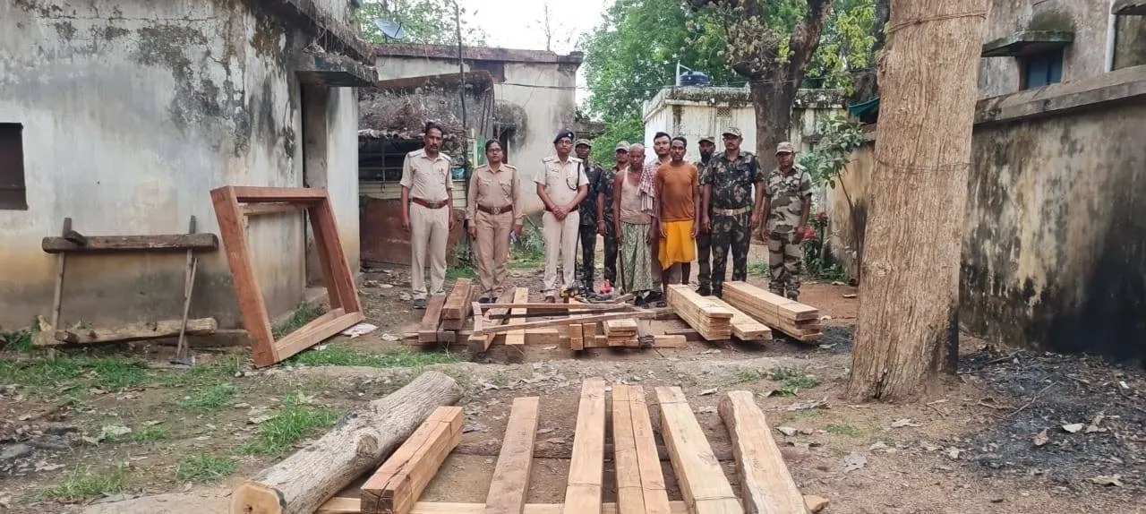  ଲକ୍ଷାଧିକ ଟଙ୍କାର କାଠ ଜବତ, ୨ ଗିରଫ