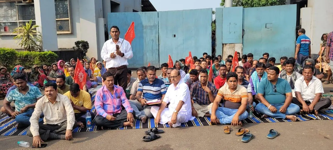  କ୍ରେନ୍ ଚାପି ଦେବାରୁ ଶ୍ରମିକଙ୍କ ମୃତ୍ୟୁ; କ୍ଷତିପୂରଣ ଦାବିରେ କମ୍ପାନି ଗେଟ୍ ସମ୍ମୁଖରେ ଧାରଣା