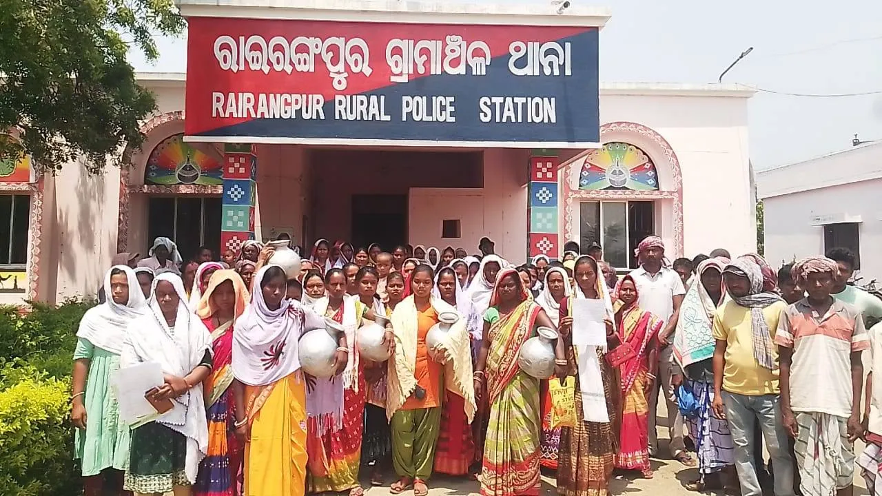  ପାନୀୟ ଜଳ ସମସ୍ୟା ନେଇ ଗରା ଓ ବାଲଟି ଧରି ଥାନାର ଦ୍ବାରସ୍ଥ ହେଲେ ଗ୍ରାମବାସୀ 