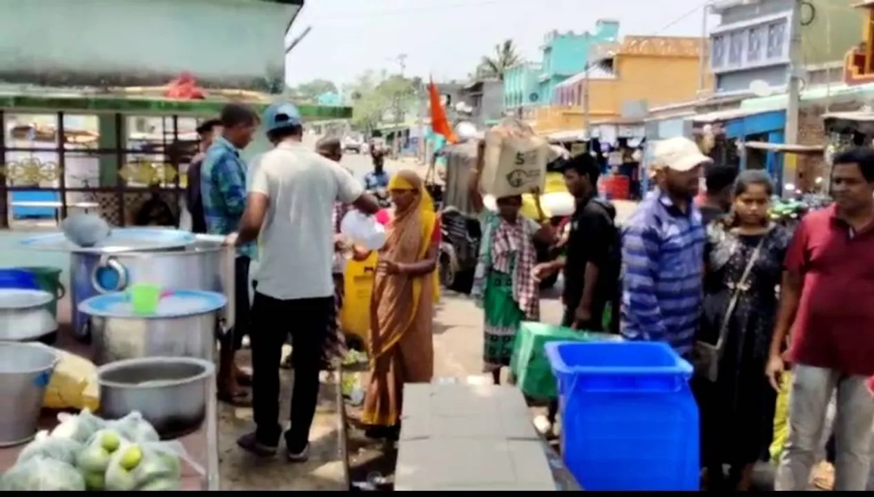  ପ୍ରଚଣ୍ଡ ରୌଦ୍ରତାପରେ ରାସ୍ତାରେ ଯାତାୟତ ଯାତ୍ରୀଙ୍କୁ ଲେମ୍ବୁ-ମିଶ୍ରି ପଣା ବଣ୍ଟନ କଲା କଳିଙ୍ଗା ଯୁବକ ସଙ୍ଘ
