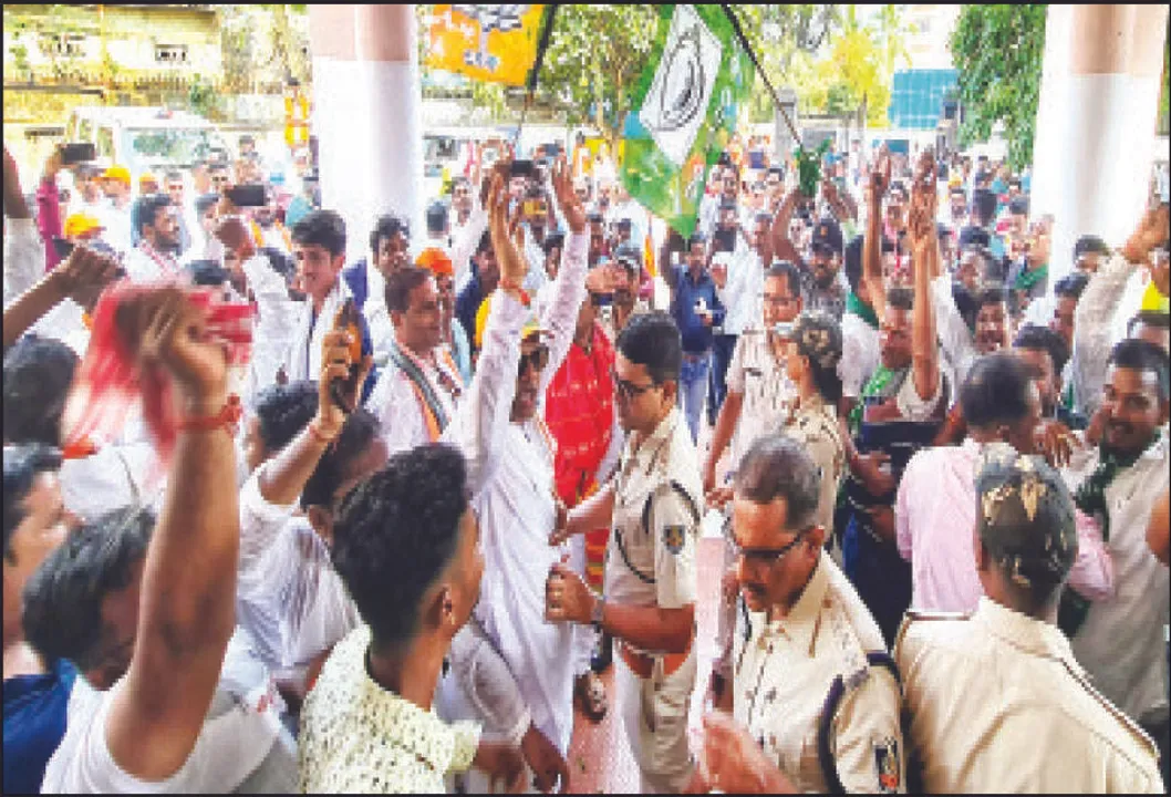  ପ୍ରାର୍ଥିପତ୍ର ଦାଖଲ ବେଳେ ବିଜେଡି-ବିଜେପି ମୁହାଁମୁହିଁ: ବିଜେଡିର ଜୟ ଜଗନ୍ନାଥ ଓ ବିଜେପିର ଜୟ ଶ୍ରୀରାମ ନାରା