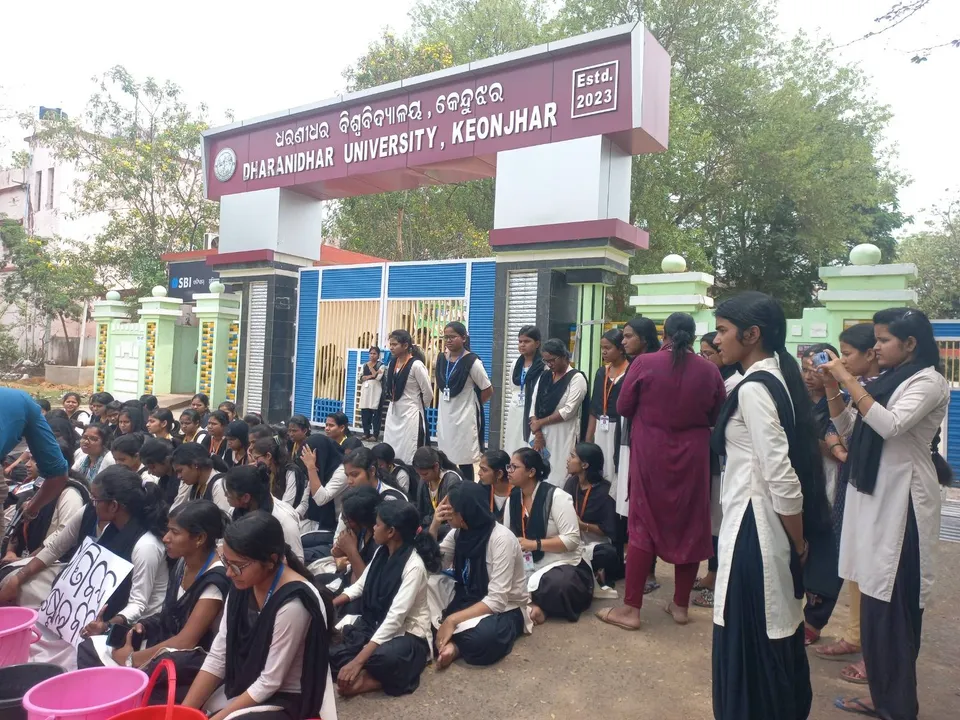  ଧରଣୀଧର ବିଶ୍ବବିଦ୍ୟାଳୟ: ପାଣି ପାଇଁ ଧାରଣା ଦେଲେ ଅନ୍ତେବାସୀ