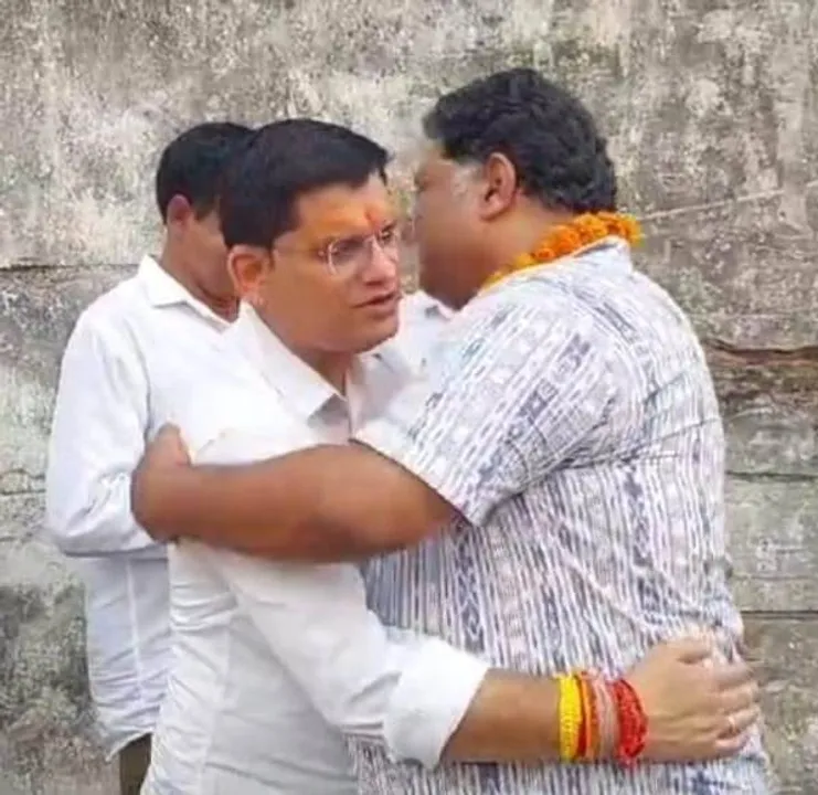  ବରଗଡ଼: ଚର୍ଚ୍ଚାରେ ନେତାଙ୍କ କୋଳାକୋଳି