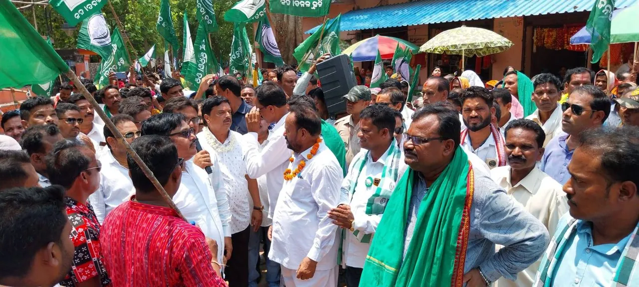  ନିରଞ୍ଜନଙ୍କ ଶକ୍ତି ପ୍ରଦର୍ଶନ: ମା’ ସୁରେଶ୍ଵରୀଙ୍କ ଆଶୀର୍ବାଦ ନେଲେ, ବିଜୁବାବୁଙ୍କ ପ୍ରତିମୁର୍ତ୍ତିରେ ମାଲ୍ୟାର୍ପଣ କଲେ