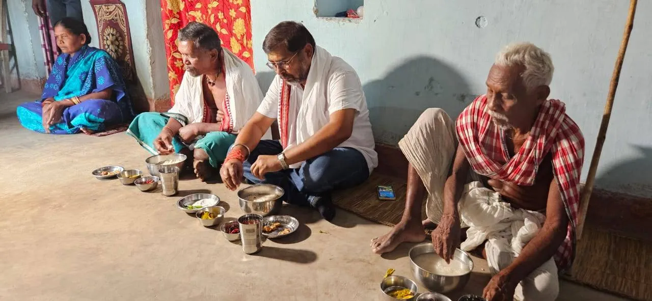  ପ୍ରଚାର ସମୟର ରୋଚକ ଦୃଶ୍ୟ: ଯୋଗେଶଙ୍କୁ ଘରେ ବସାଇ ପଖାଳ ଖୁଆଇଲେ ମହିଳା ଭୋଟର