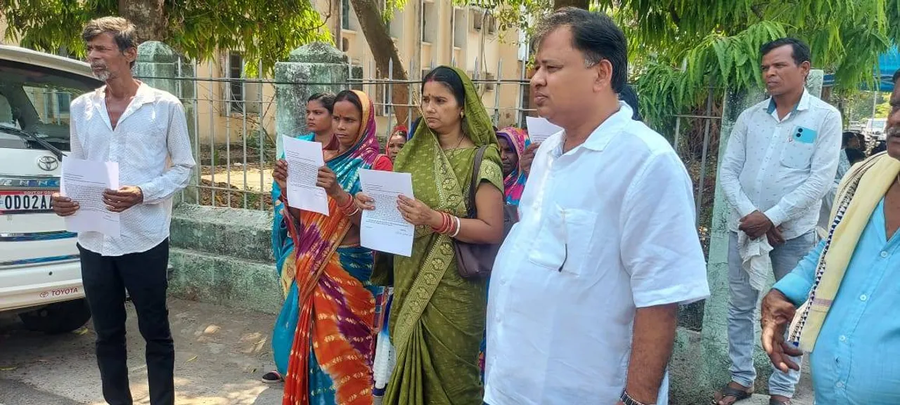  ପୁଲିସ ଅଧିକାରୀଙ୍କ ନାମରେ ସିଇଓଙ୍କ ନିକଟରେ ଫେରାଦ ହେଲେ ଗ୍ରାମବାସୀ