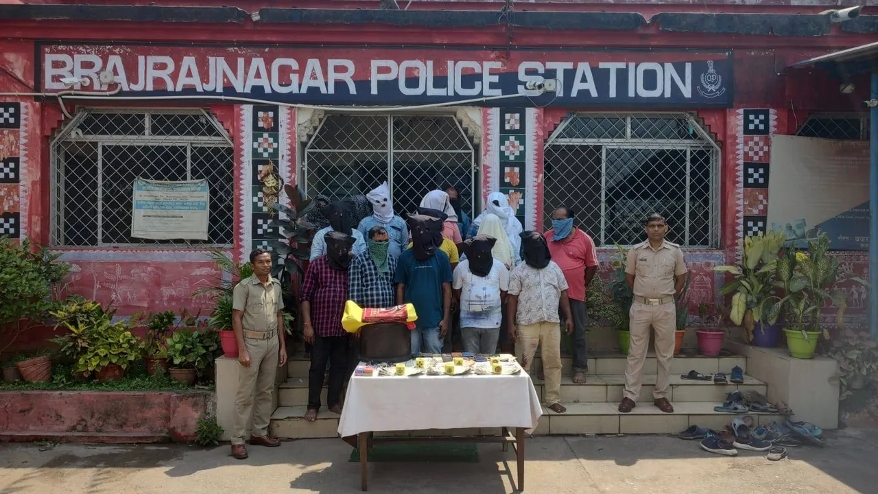  ବ୍ରଜରାଜନଗରରେ ଜୁଆ ଆଡ୍ଡା ଉପରେ ଚଢ଼ଉ: ୧୫ ଜୁଆଡ଼ିଙ୍କୁ ବାନ୍ଧିଲା ପୁଲିସ
