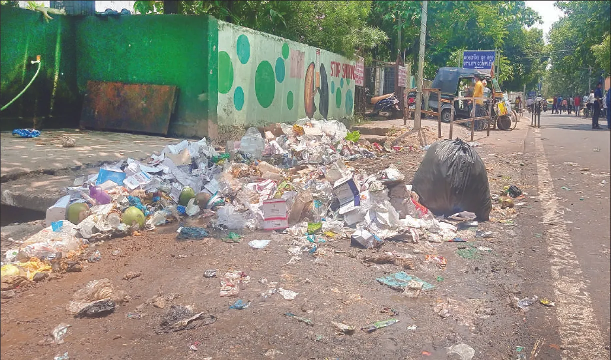  ଆଉଟ୍‌ସୋର୍ସିଂ କର୍ମଚାରୀଙ୍କ କାର୍ଯ୍ୟବନ୍ଦ ଆନ୍ଦୋଳନ: ଦରମା ମିଳିବା ପରେ କାର୍ଯ୍ୟରେ ଯୋଗଦେଲେ କର୍ମଚା‌ରୀ