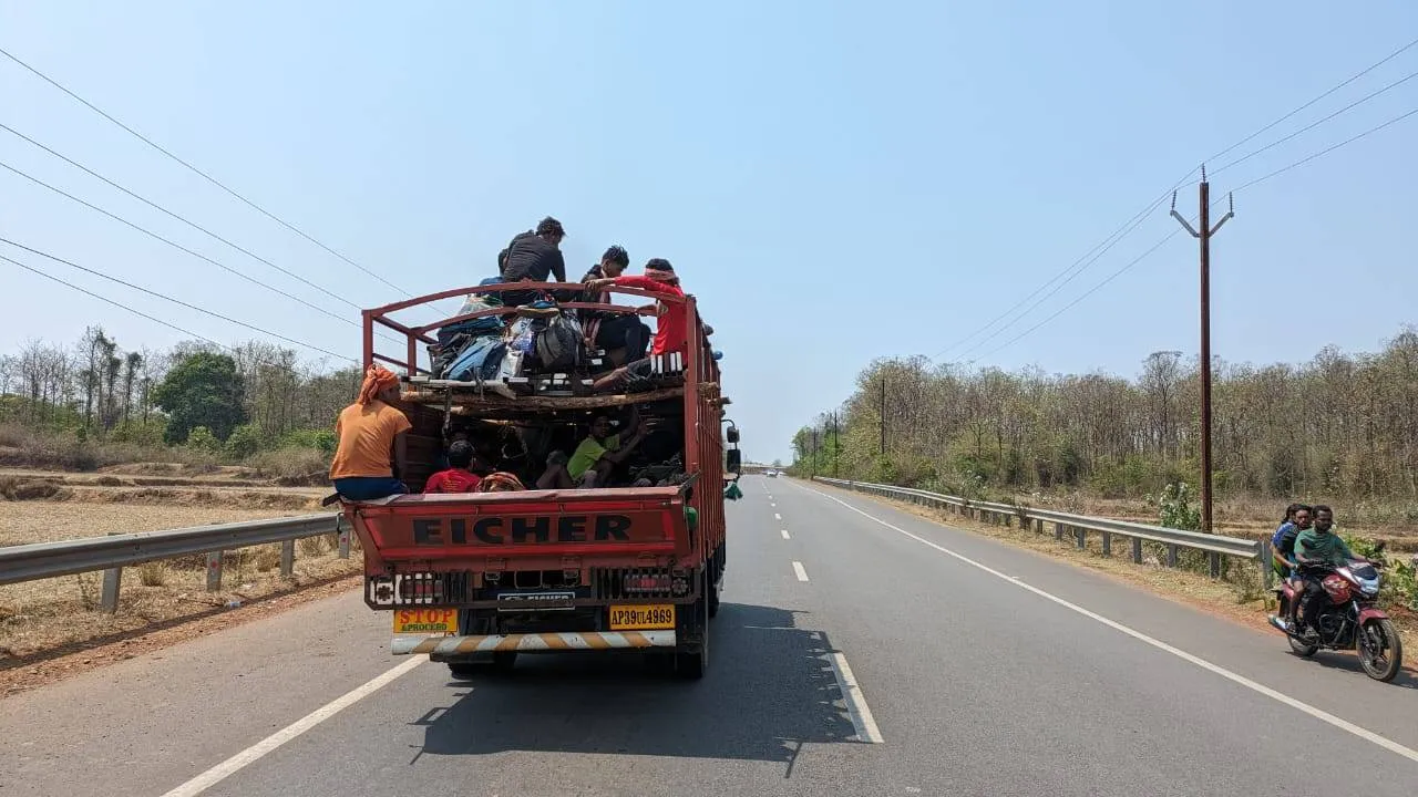  ଜୟପୁରରେ ଯାତ୍ରୀଙ୍କ ଅସୁରକ୍ଷିତ ଯାତ୍ରା। (ଫଟୋ: ସୁରେଶ ନାଇଡୁ)