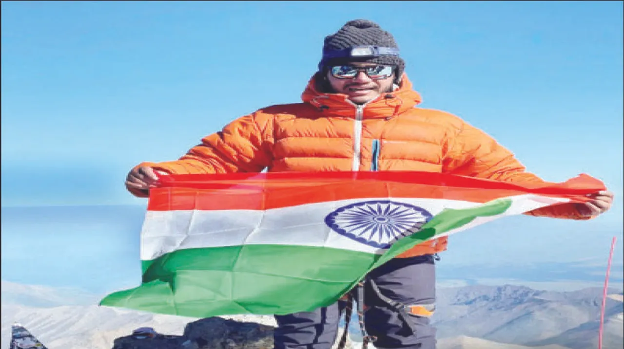  ଡାକ୍ତରଙ୍କ ପାହାଡ଼ଚଢ଼ା ନିଶା: ଏଲବ୍ରସ୍‌ ଜିତିଲେ ଆଦିତ୍ୟ,ଏଭରେଷ୍ଟ୍ ଆଗାମୀ ଲକ୍ଷ୍ୟ