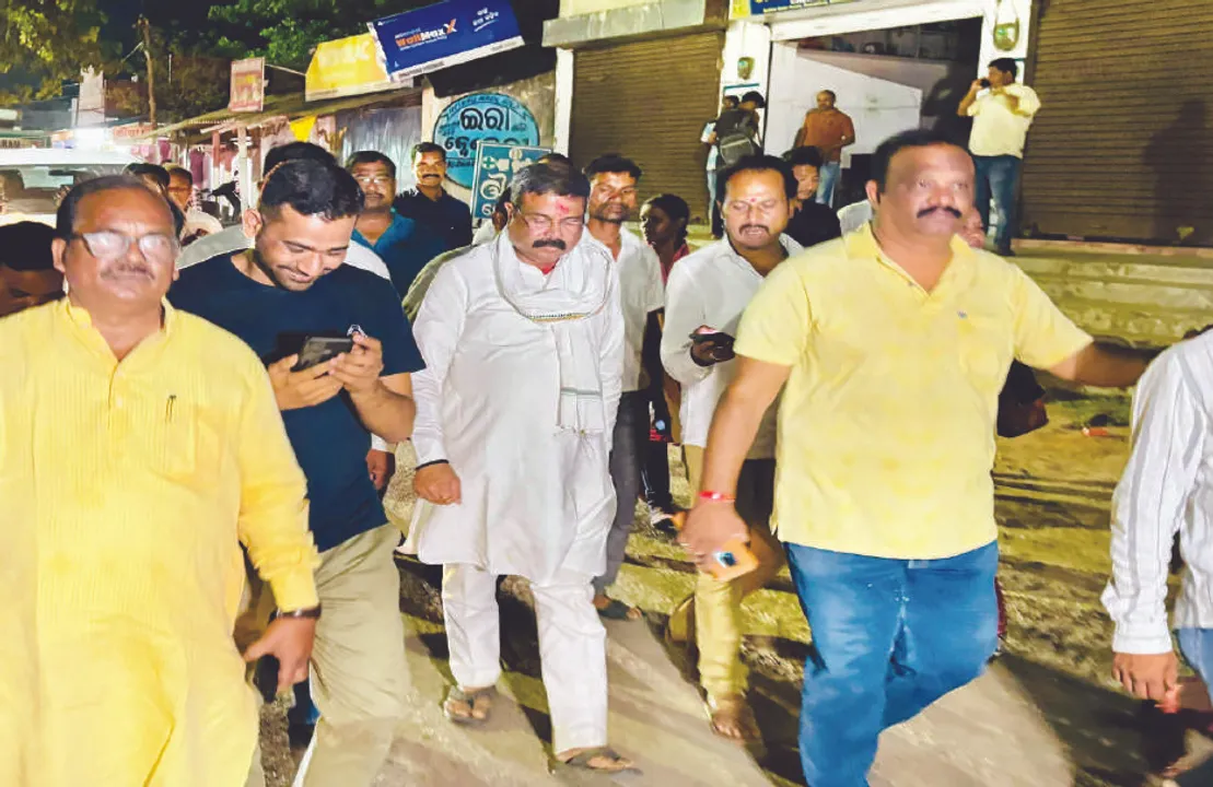  ରେଢ଼ାଖୋଲ: ରାତିରେ ଧର୍ମେନ୍ଦ୍ର ପ୍ରଧାନଙ୍କ ପ୍ରଚାର