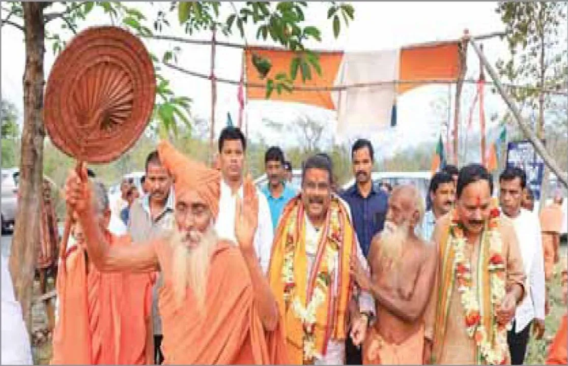  ମେରୁଯାତ୍ରାରେ ସାମିଲ ହେଲେ ଧର୍ମେନ୍ଦ୍ର: ‘ଲୋକପରମ୍ପରା‌େର ସ୍ୱତନ୍ତ୍ର ସ୍ଥାନ ବଜାୟ ରଖିଛି’