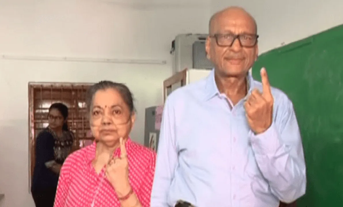  ହାତରେ ଅକ୍ସିଜେନ୍ ଥଳି ଧରି ଭୋଟ୍ ଦେବାକୁ ପହଞ୍ଚିଲେ ବୃଦ୍ଧା: ଅନ୍ୟମାନଙ୍କ ପାଇଁ ସୃଷ୍ଟି କଲେ ଉଦାହରଣ